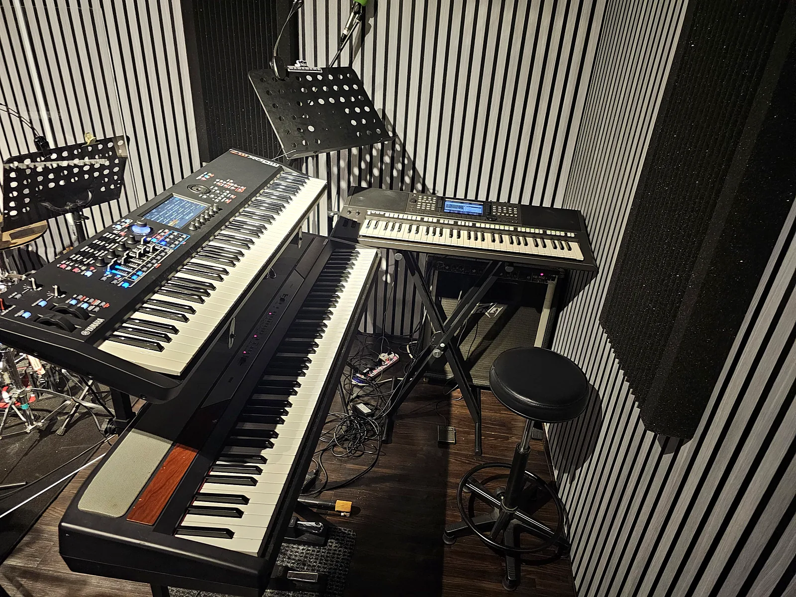 Keyboard rig with Yamaha MODX, Korg SP-250 and Yamaha PSR-S770